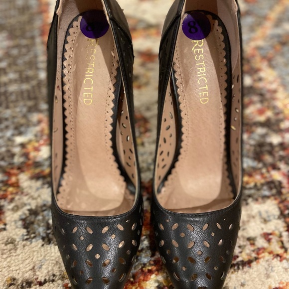 Restricted Heels with Cut Out Detail - Picture 3 of 4